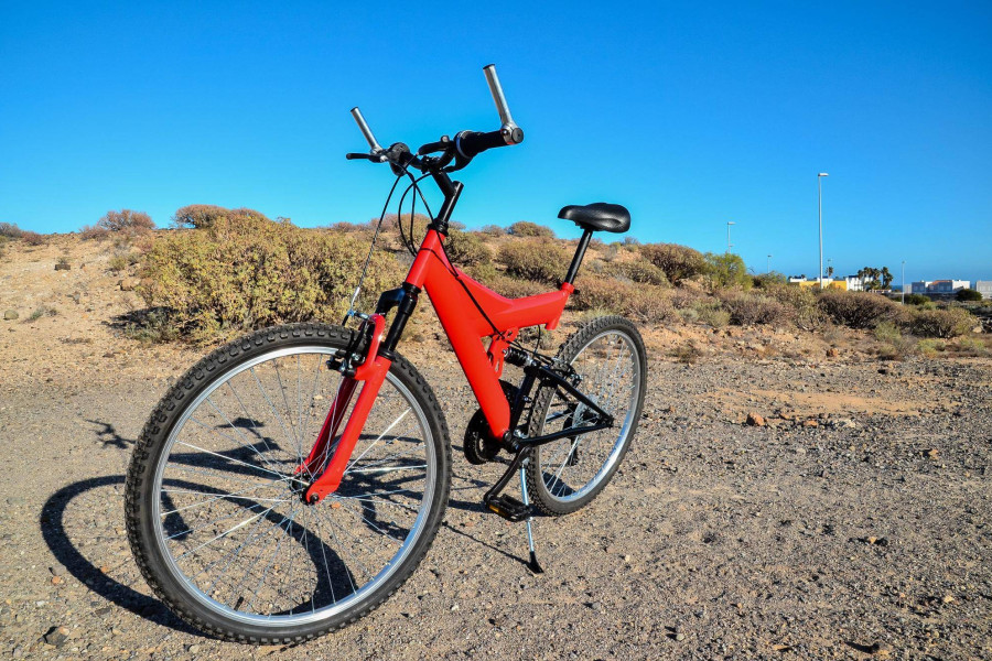 Rower Stevens Taniwha niebiesko czerwony to propozycja dla miłośników stylu i wygody